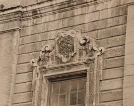 Auberge de Castille - Detail of window in Piano Nobile