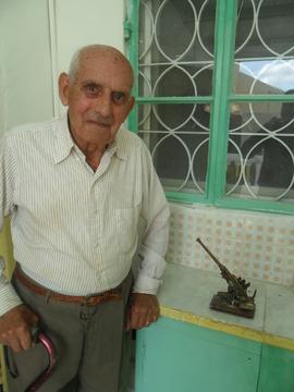 Ċensinu alongside an iron model of a Bofors 40 mm anti-aircraft gun