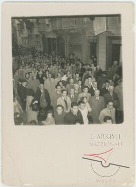 A crowd attending Nerik Mizzi’s funeral