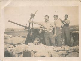 Ċensinu with two artillerymen