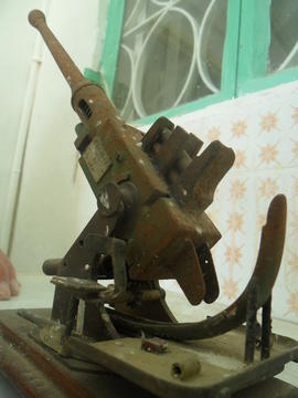 An iron model of a Bofors 40 mm anti-aircraft gun