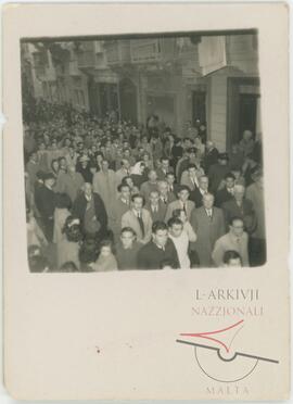 A crowd attending Nerik Mizzi’s funeral