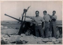 Ċensinu with two artillerymen