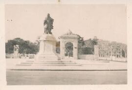 Grandmaster Vilhena statue and the Mall gardens